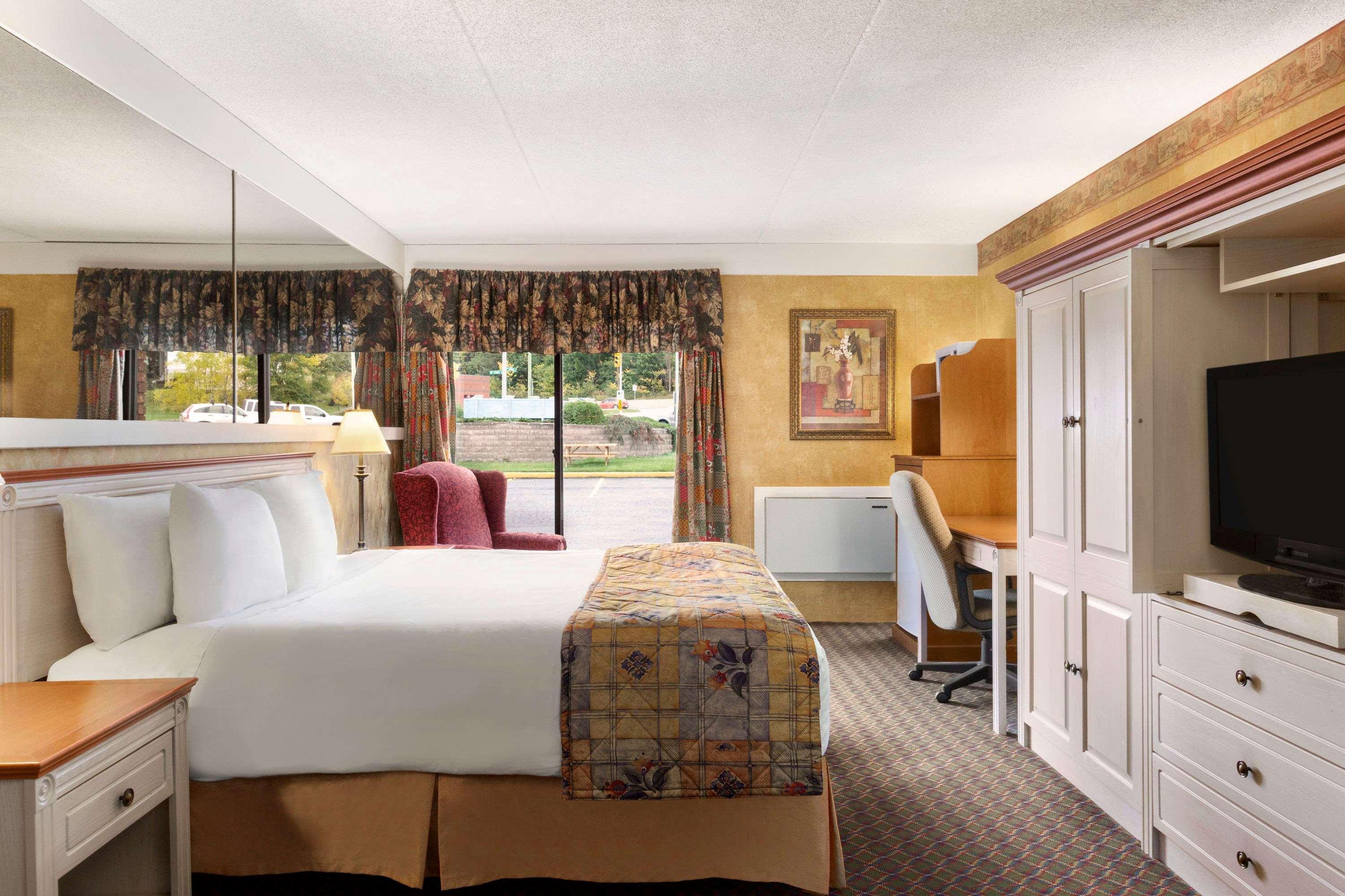 Travelodge By Wyndham Owen Sound On Екстериор снимка