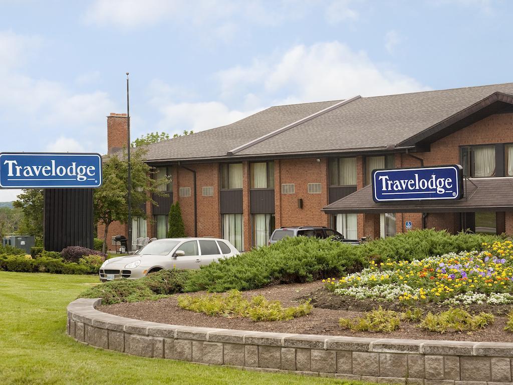 Travelodge By Wyndham Owen Sound On Екстериор снимка