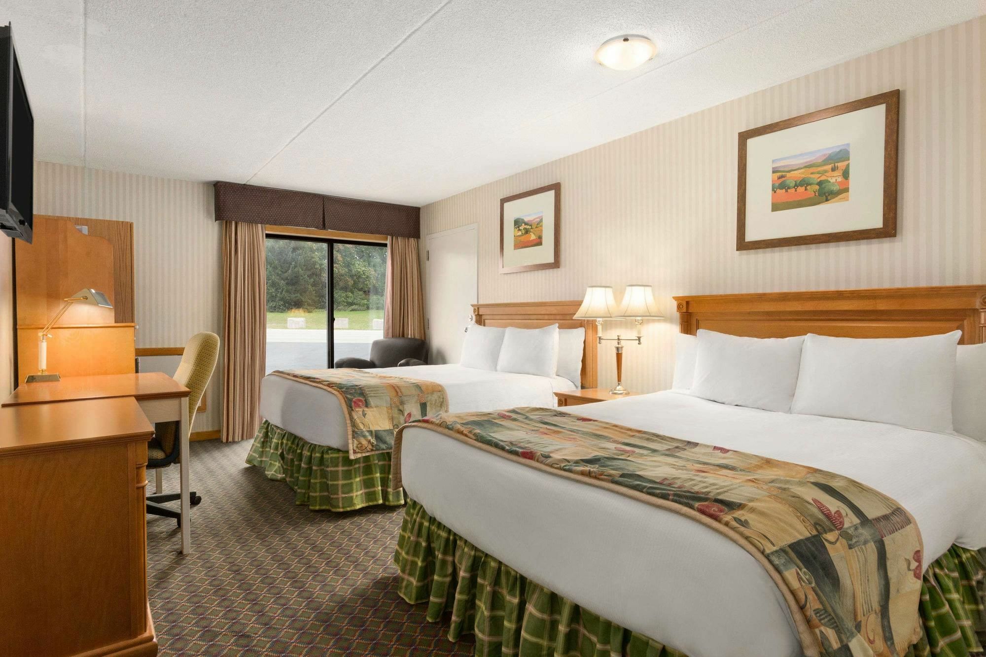 Travelodge By Wyndham Owen Sound On Екстериор снимка
